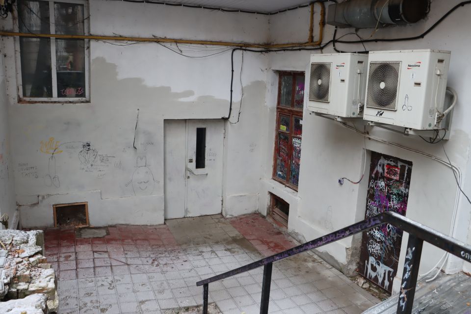 Стіни зафарбували, але написи та малюнки повертаються: історія дворика у центрі Тернополя