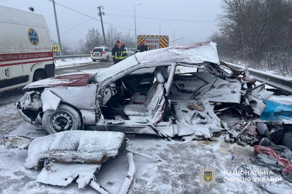 В аварії неподалік Великого Глибочка загинули жінка та двоє 17-річних підлітків