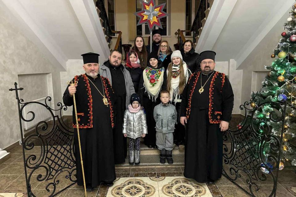 З піснею та молитвою — до Перемоги: колядники на Тернопільщині зібрали 80 тисяч для ЗСУ