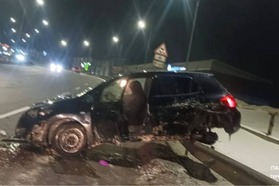 У крові водія — 2,3 проміле алкоголю: вночі на Об'їзній Toyota врізався у відбійник