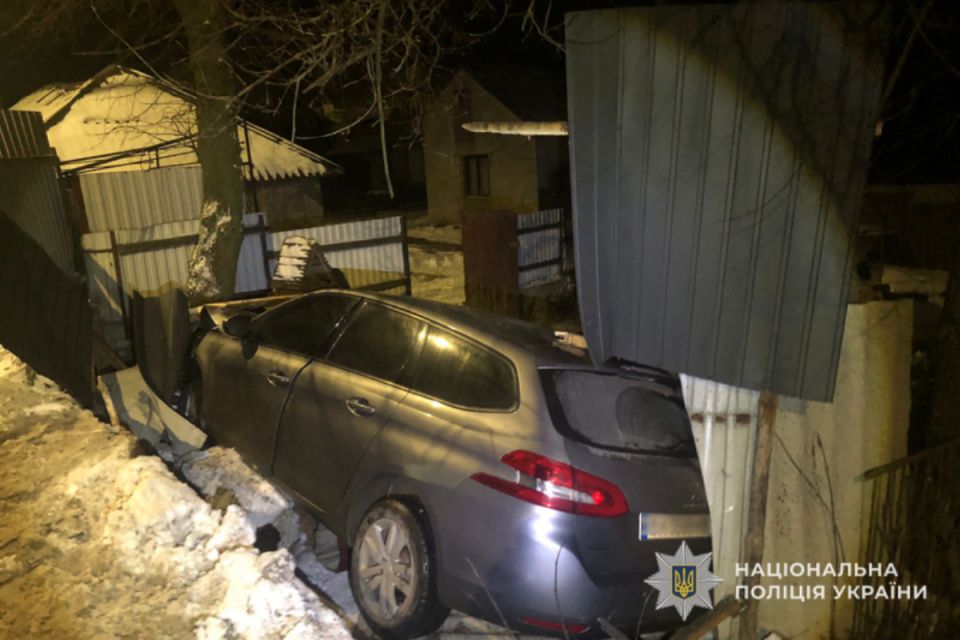 В аварії у Дарахові постраждала мати-водійка та її двоє дітей