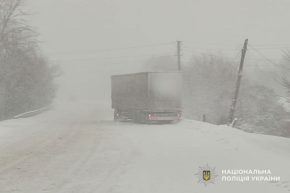 Обмежили рух на дорозі Бережани—Рогатин для великогабаритного транспорту