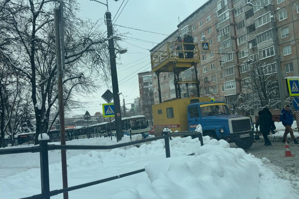 На Тарнавського частково ускладнений рух через обрив тролейбусної мережі