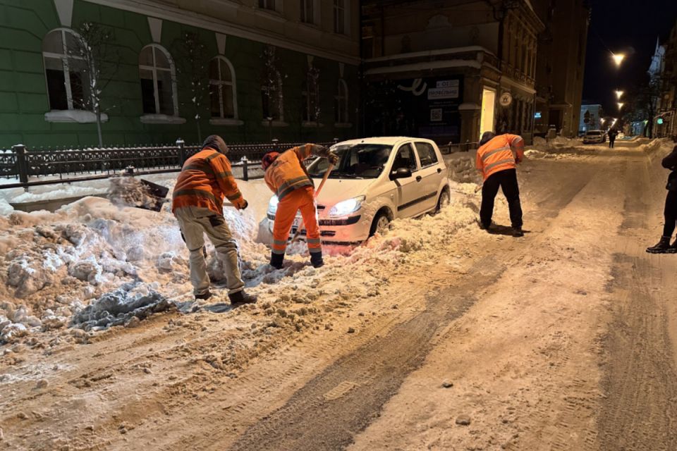 У Тернополі вночі 13 січня проводитимуть вивезення снігу: водіїв просять прибрати авто