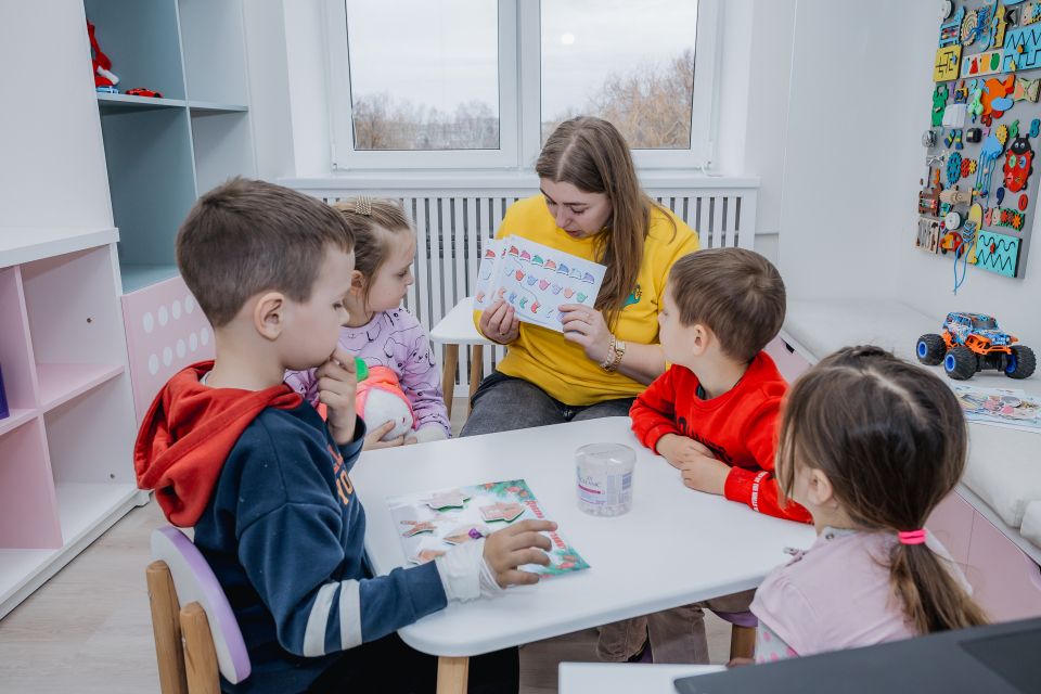 У лікарні Тернополя відкрили першу Школу Супергероїв: як діти поєднують навчання й лікування