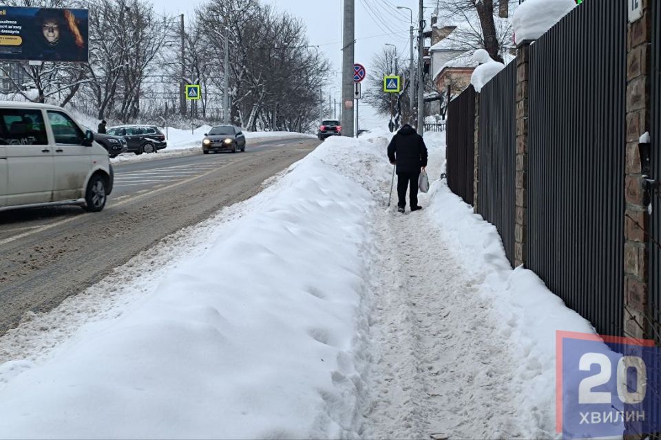 Тротуари у сніговій каші, машини заносить: як у Тернополі справляються з зимою