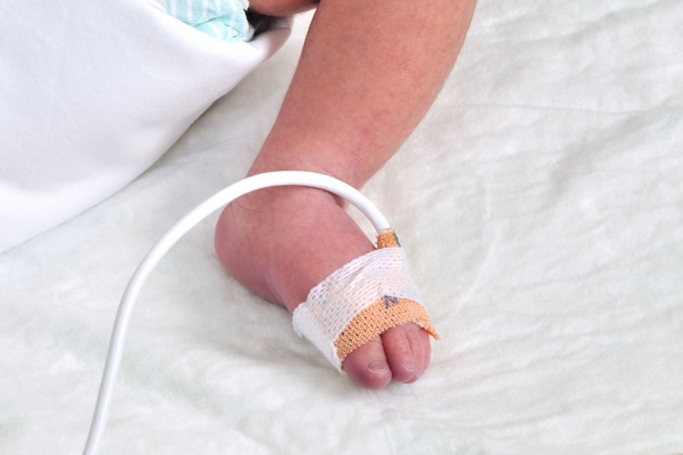 Як почувається немовля, яке знайшли у під’їзді та чи зможе мама повернути дитину