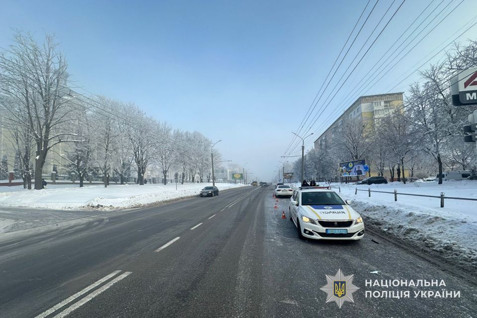 Двоє пішоходів потрапили під колеса автівок на 15 Квітня