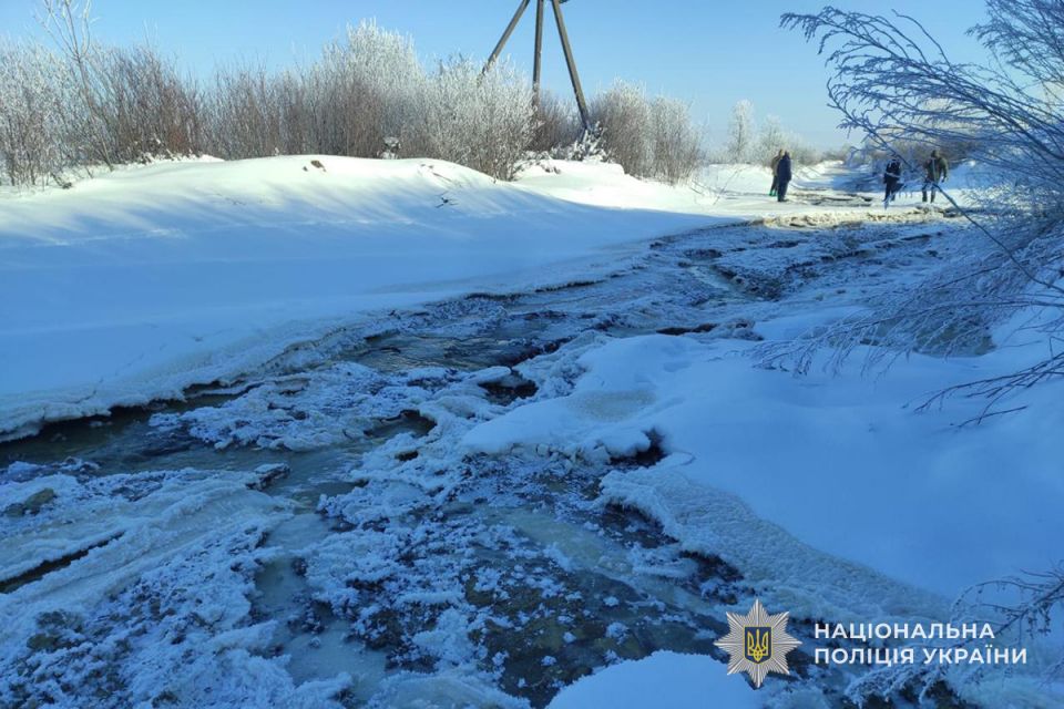 Коричнева «технічна вода» залила поля та дорогу: на Теребовлянщині виявили екологічне забруднення