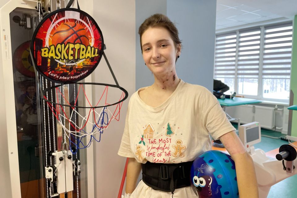 14-річна Настя, яка постраждала під час ракетного удару по Тернополю, зробила перші кроки після поранення