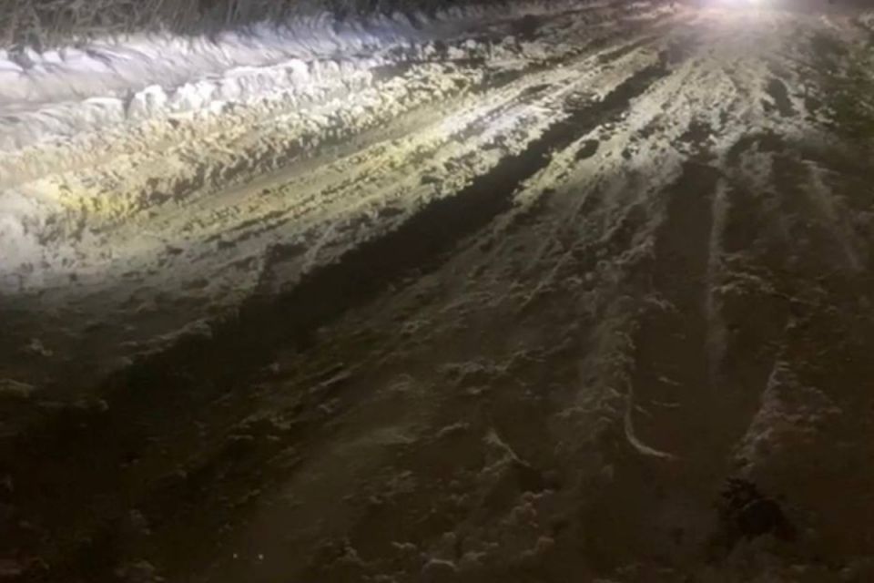 «Виїхати неможливо, машина просто застрягла»: тернополянка показала нерозчищену дорогу в парку Нацвідродження