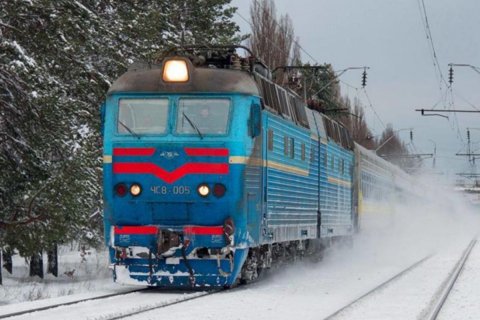 Через аномальну погоду Укрзалізниця повідомила про затримку потягів, що курсують через Тернопіль