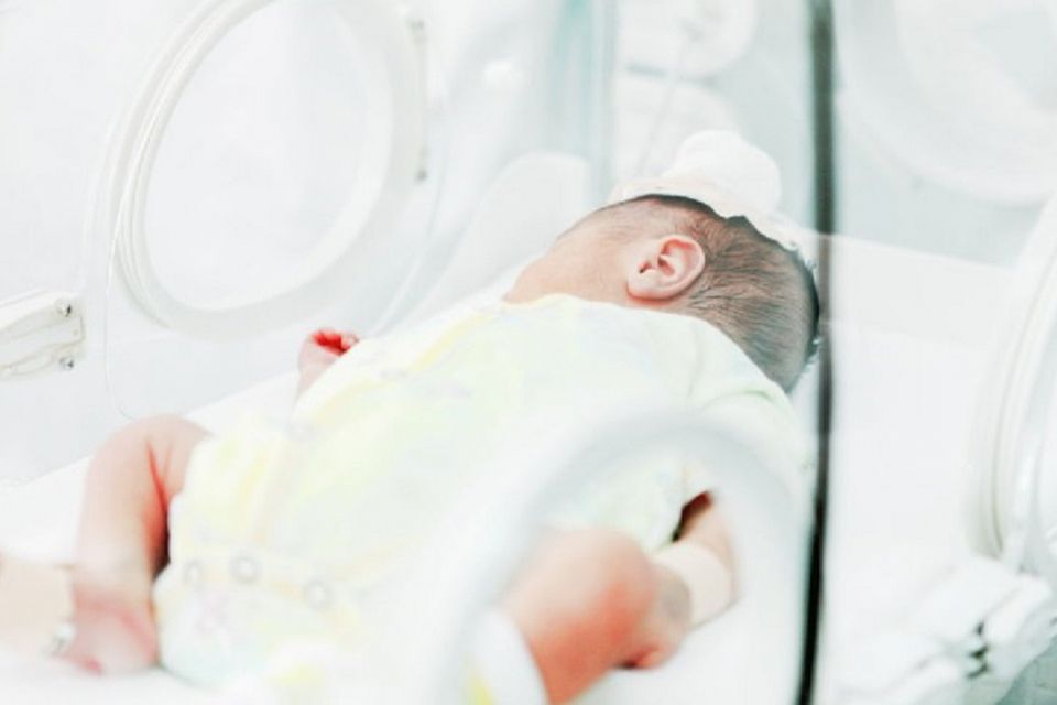 Досі в реанімації. Медики розповіли про стан немовляти, яке знайшли в під’їзді на Київській