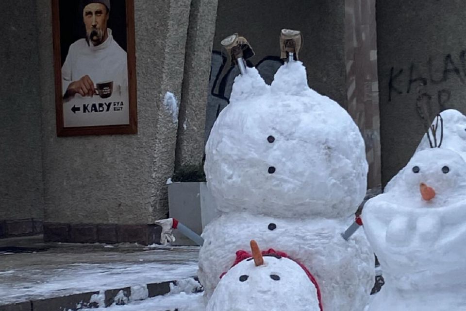 Креатив зі снігу: тернопільські вулиці прикрасили незвичні фігури