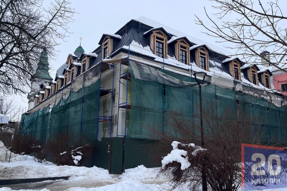 Зробили дах та вже вставили вікна: як просувається реставрація монастиря біля Катедри