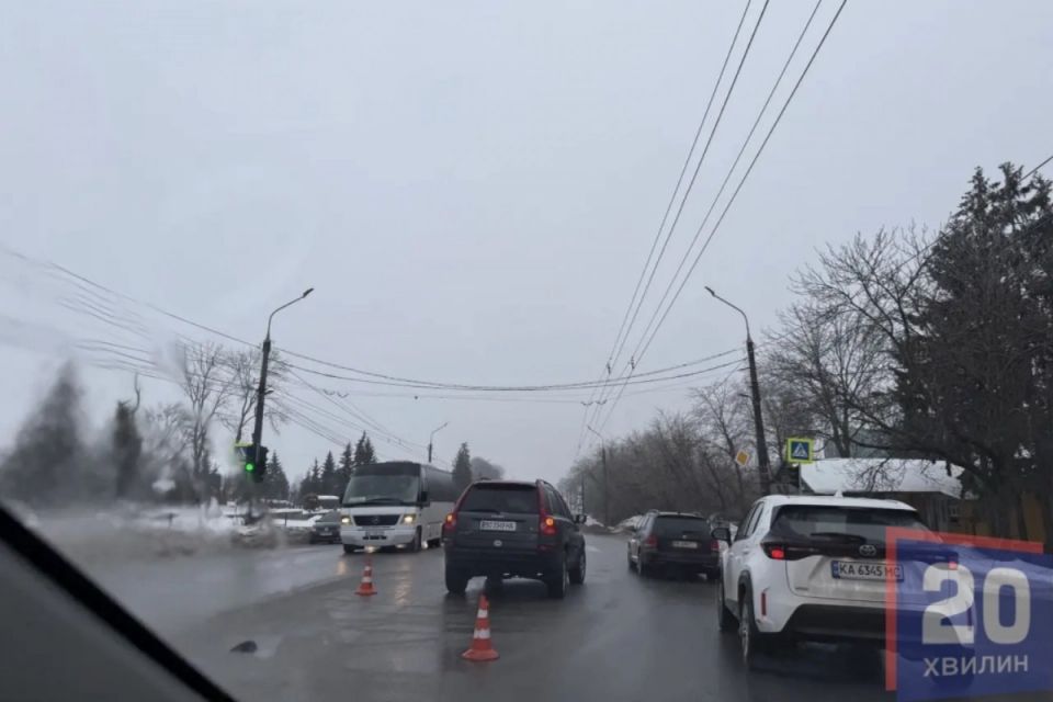 Відео з місця аварії на Микулинецькій: рятували жінку, яка потрапила під колеса авто