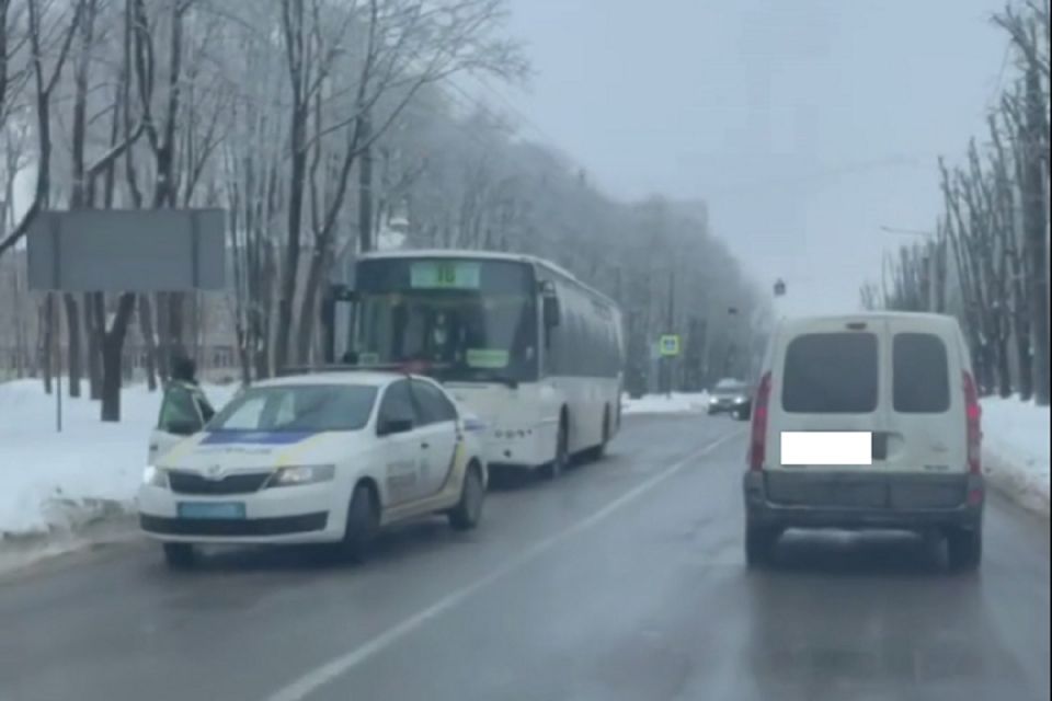 На Дружбі водій маршрутки зупинився на перерву і отримав штраф
