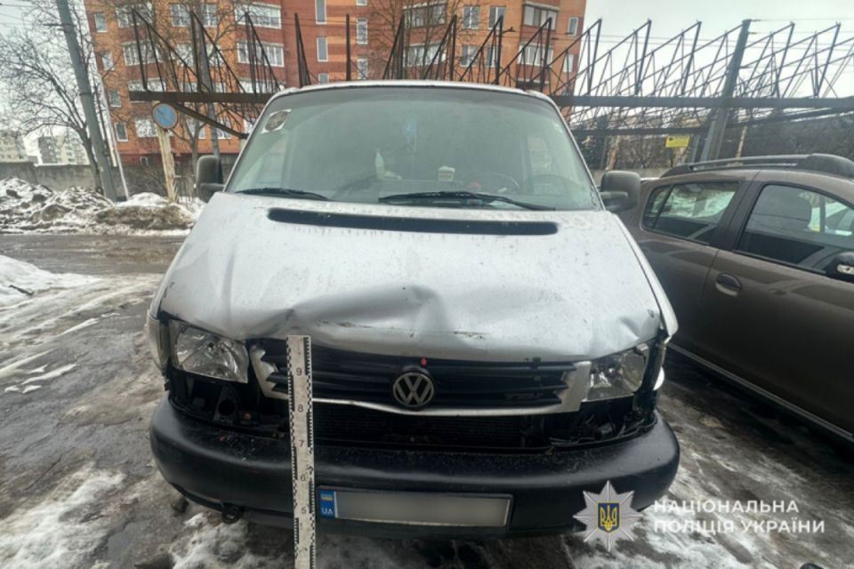 Аварія на Микулинецькій: не розминулись бус та легківка