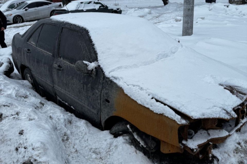 Розшукують власника авто, яке покинули на вулиці Лесі Українки