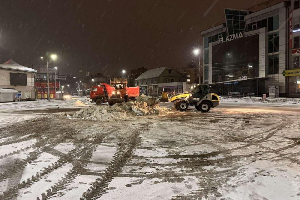 У вихідні вивозитимуть сніг з Оболоня, Східного і Центру