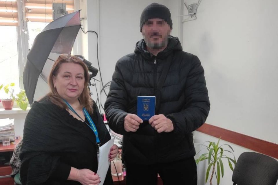 У Збаражі звільнений з полону захисник отримав новий паспорт