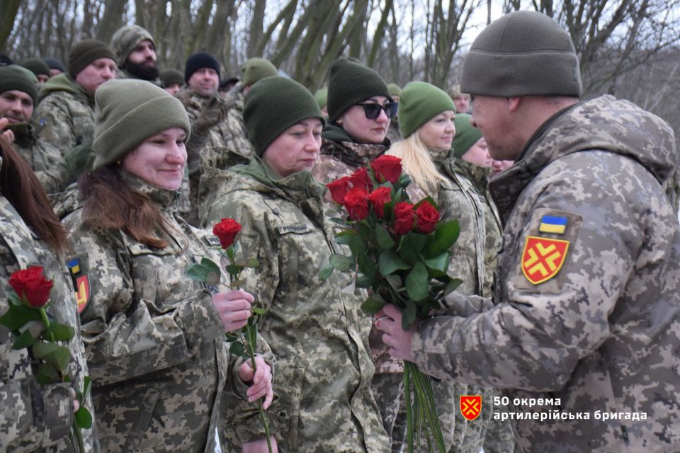 У 50-ій артбригаді привітали жінок-військових