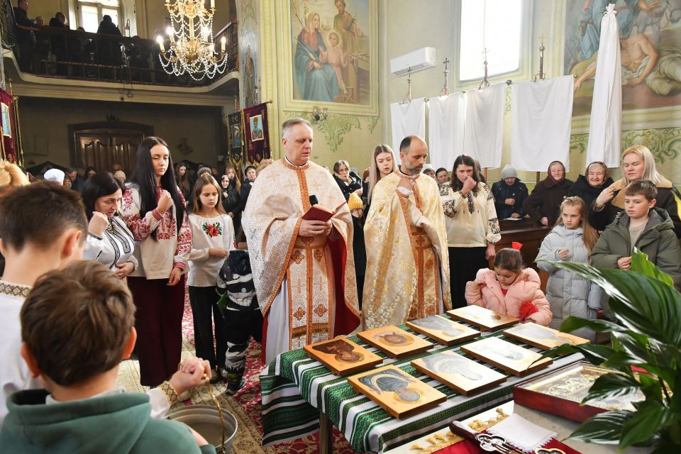У Великій Березовиці освятили ікони, які написали місцеві мешканці