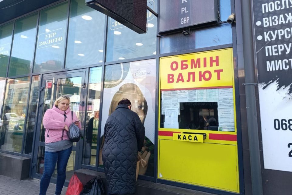 Долар встановив новий рекорд: актуальний курс валют