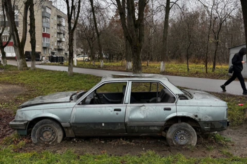 Власнику покинутого на Новому Світі автомобіля дали дев'ять днів, щоб прибрати його