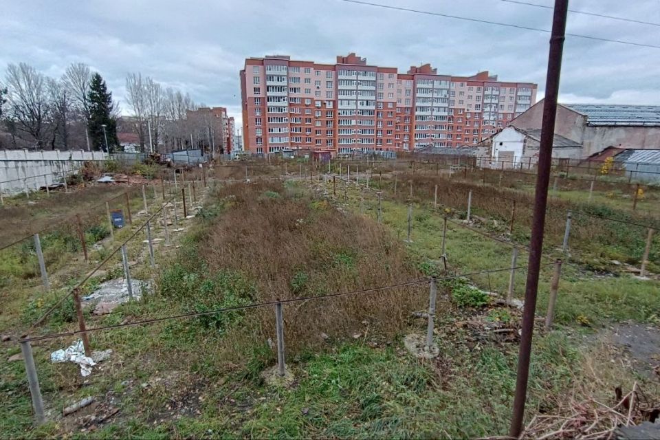 Землю біля зеленбуду, яку віддали в оренду під багатоповерхівку, можуть повернути громаді