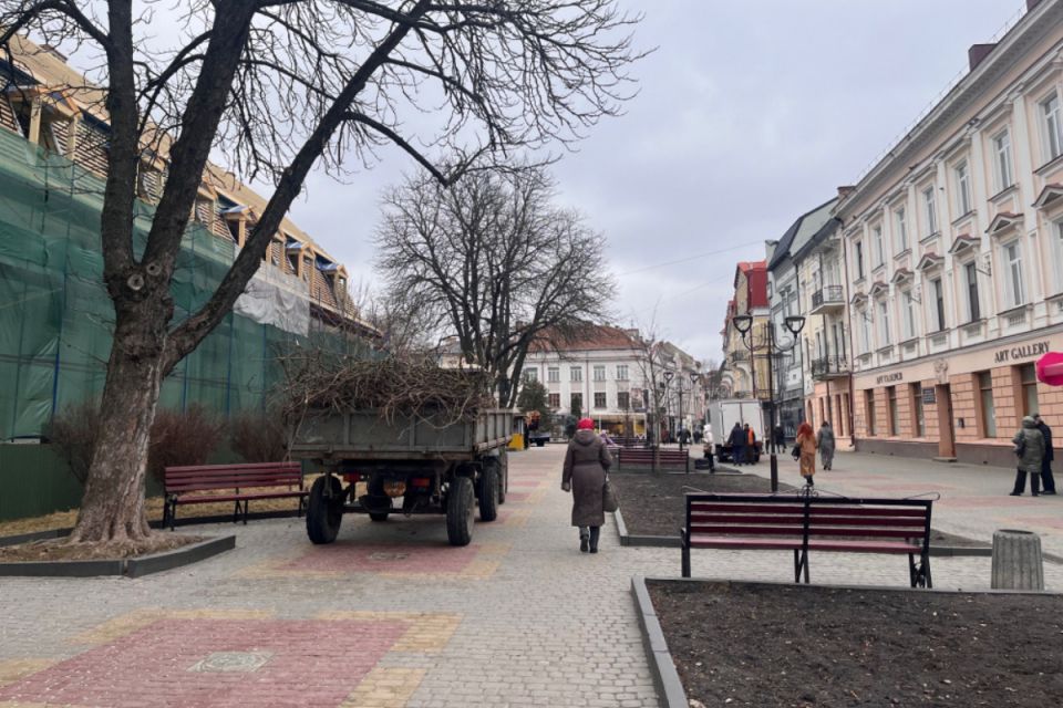 У Тернополі чистять підвали та горища: триває двомісячник благоустрою