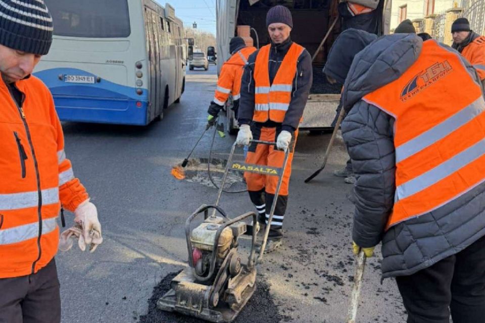 Аварійний ямковий ремонт проведуть ще на десяти вулицях Тернополя