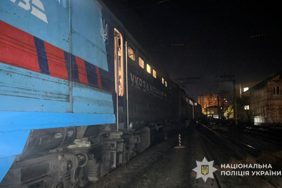 У Тернополі неповнолітня дівчина потрапила під потяг
