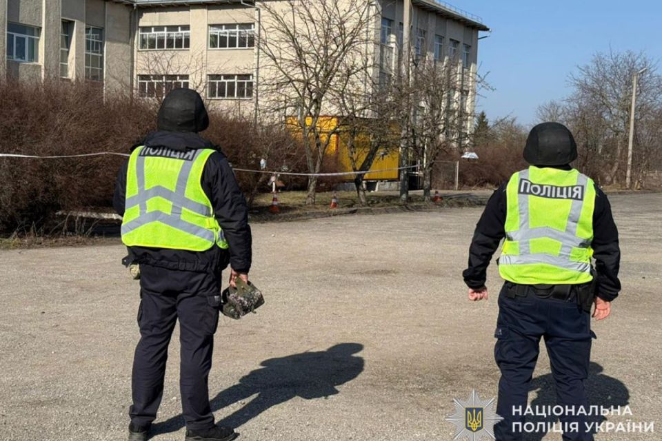 У Підволочиську на території ліцею виявили макет гранати