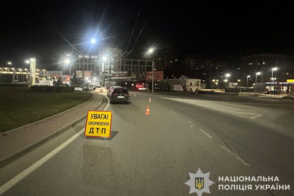 На Східному водій Mazda врізався в електроопору — є постраждалі