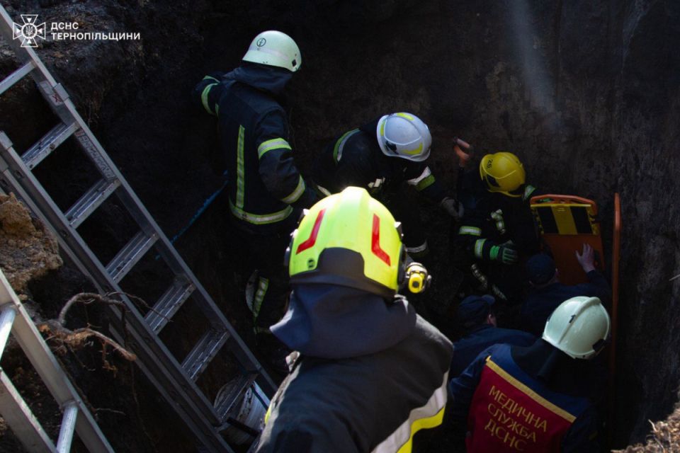 У Байківцях чоловіка засипало землею: постраждали ще й рятувальники