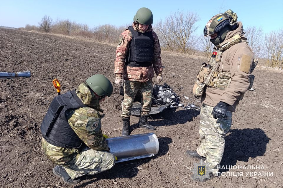 Російський безпілотник Герань—2, який не здетонував, виявив у полі житель Тернопільщини