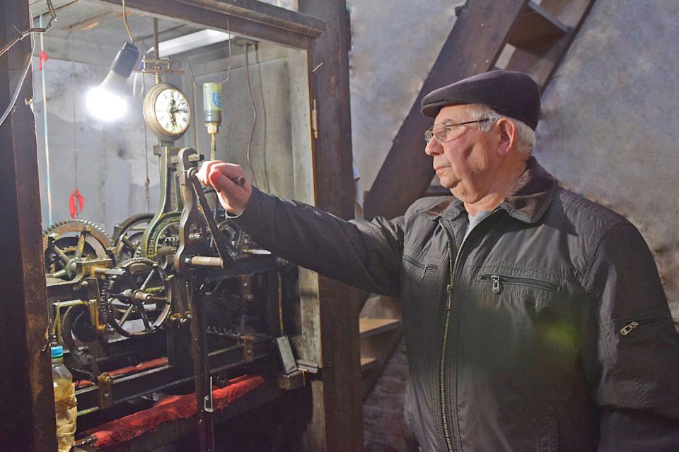 Хранитель часу: майстер із громади вже 33 роки заводить годинник на ратуші Чорткова