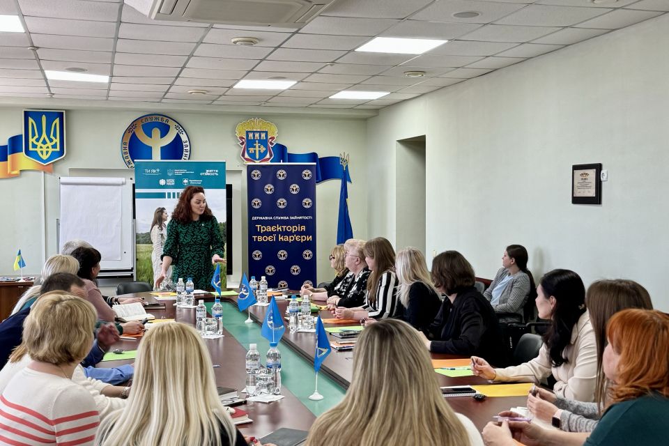 Психологічна стійкість — запорука успіху: для фахівців служби зайнятості провели тренінг із самодопомоги