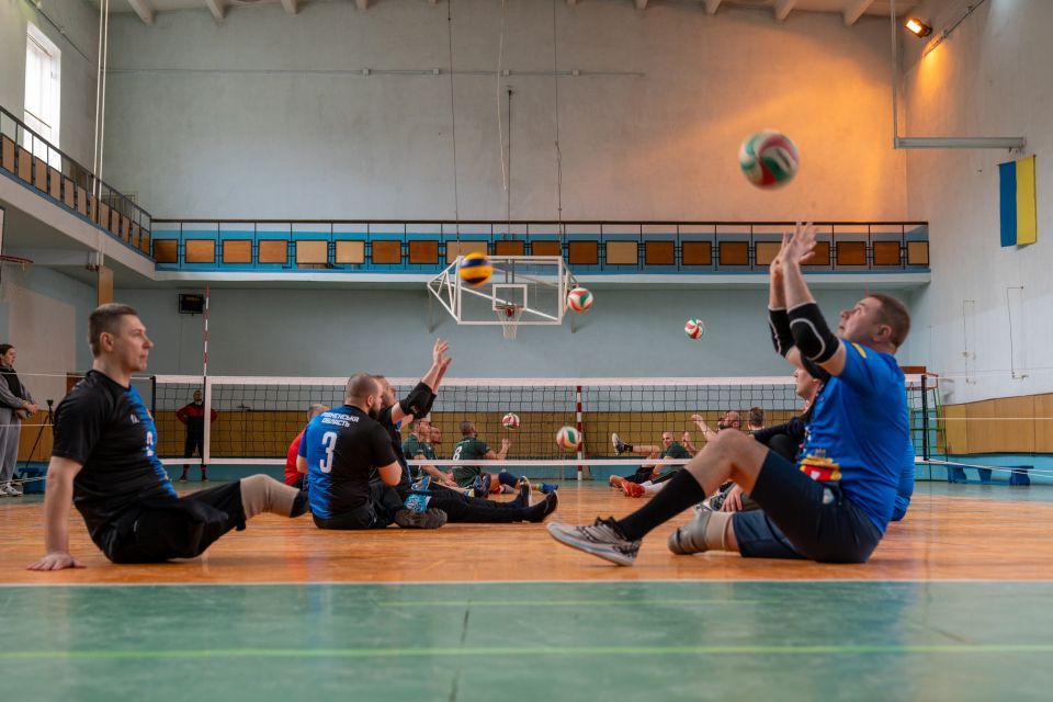 У Тернополі стартували змагання з волейболу сидячи серед ветеранів