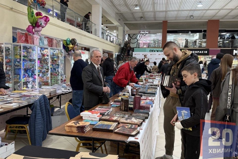 Книжкові новинки, зустрічі та автограф-сесії: як проходить книгофестиваль у Тернополі