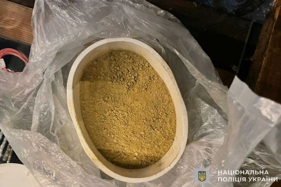 Тернополянину повідомили про підозру за зберігання 26 грамів кратому