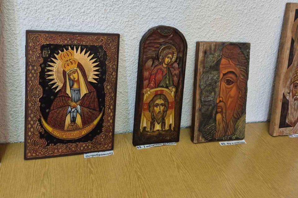 Духовна реабілітація: у Заліщицькому госпіталі триває виставка ікон Володимира Шерстія