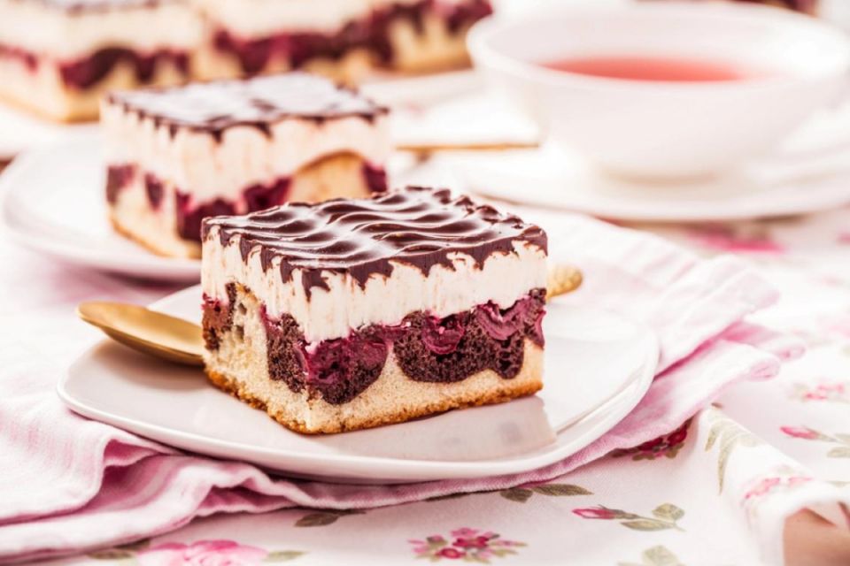 Неймовірний сирний торт з вишнею: стане улюбленим десертом на будь-яке свято