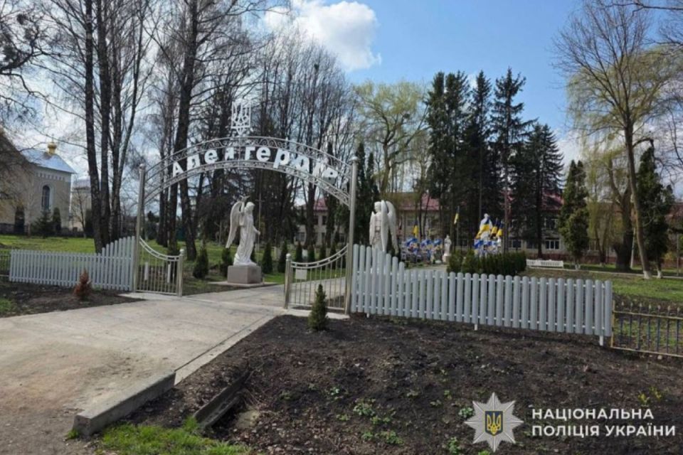 У Яблунові невідомий вночі обікрав Алею Героїв: поліція шукає причетного