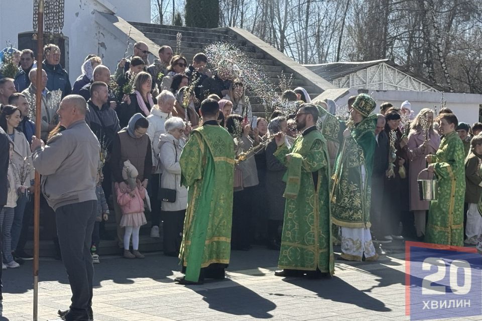 У Тернополі освячують вербу: репортаж з храмів