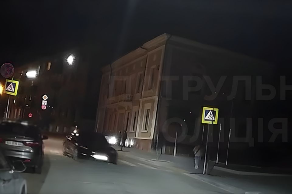 22-річна водійка Tesla отримала штраф за те, що їздила в центрі Тернополя вночі з вимкненими фарами