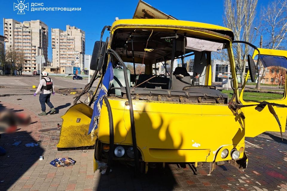 Росіяни вдарили по автобусу в годину пік у Нікополі: є загиблі та поранені