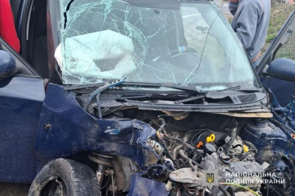 У Кровинці тернополянин за кермом Skoda врізався у вантажівку: постраждав пасажир