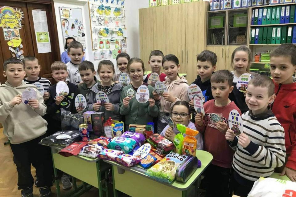 Великоднє тепло для захисників: учні школи №18 провели благодійну акцію на підтримку ЗСУ